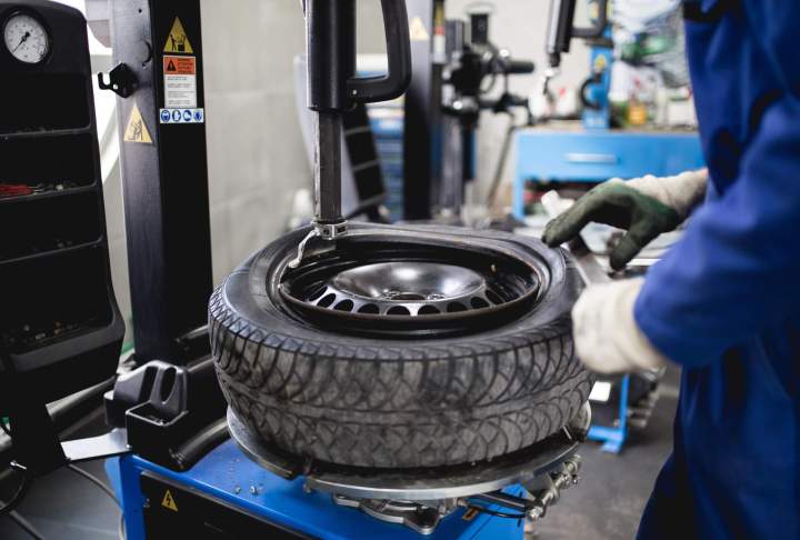 Démontage du pneu de la roue Meaux